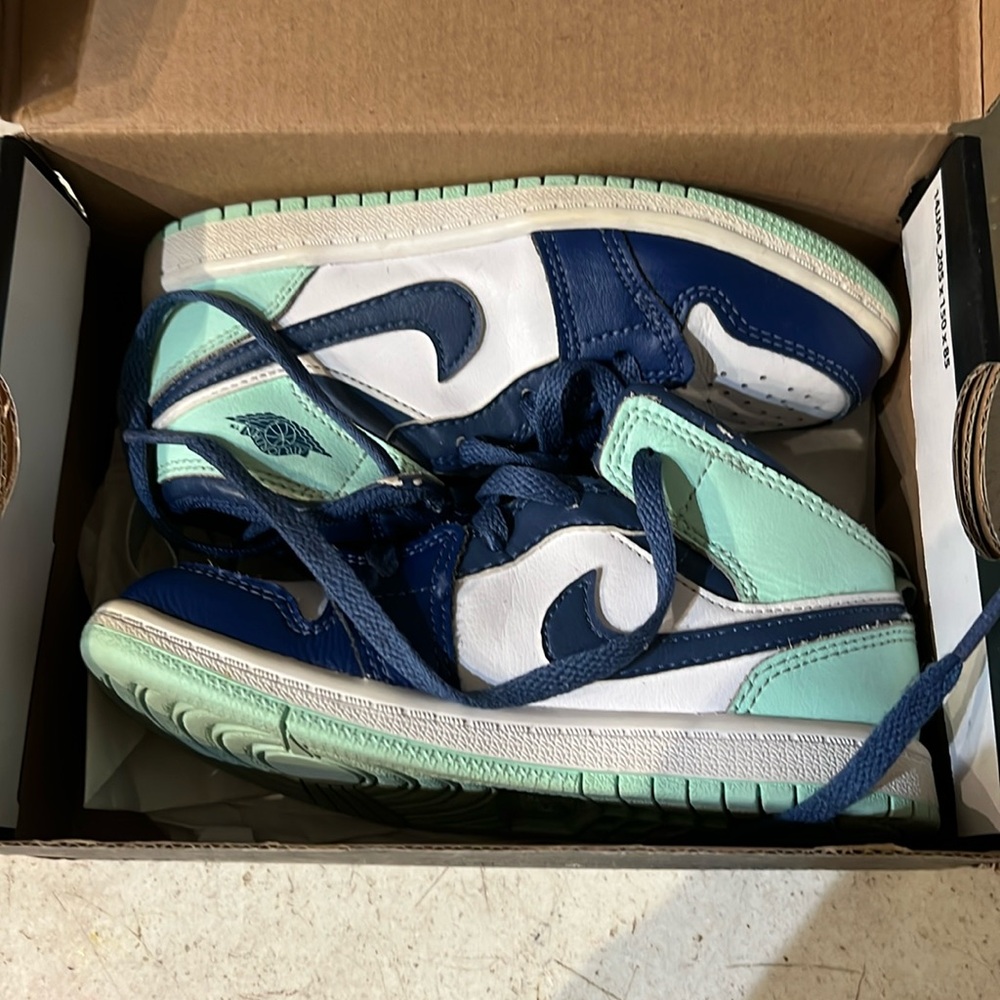 Kids Nike size 10c good condition. Ask any questions.